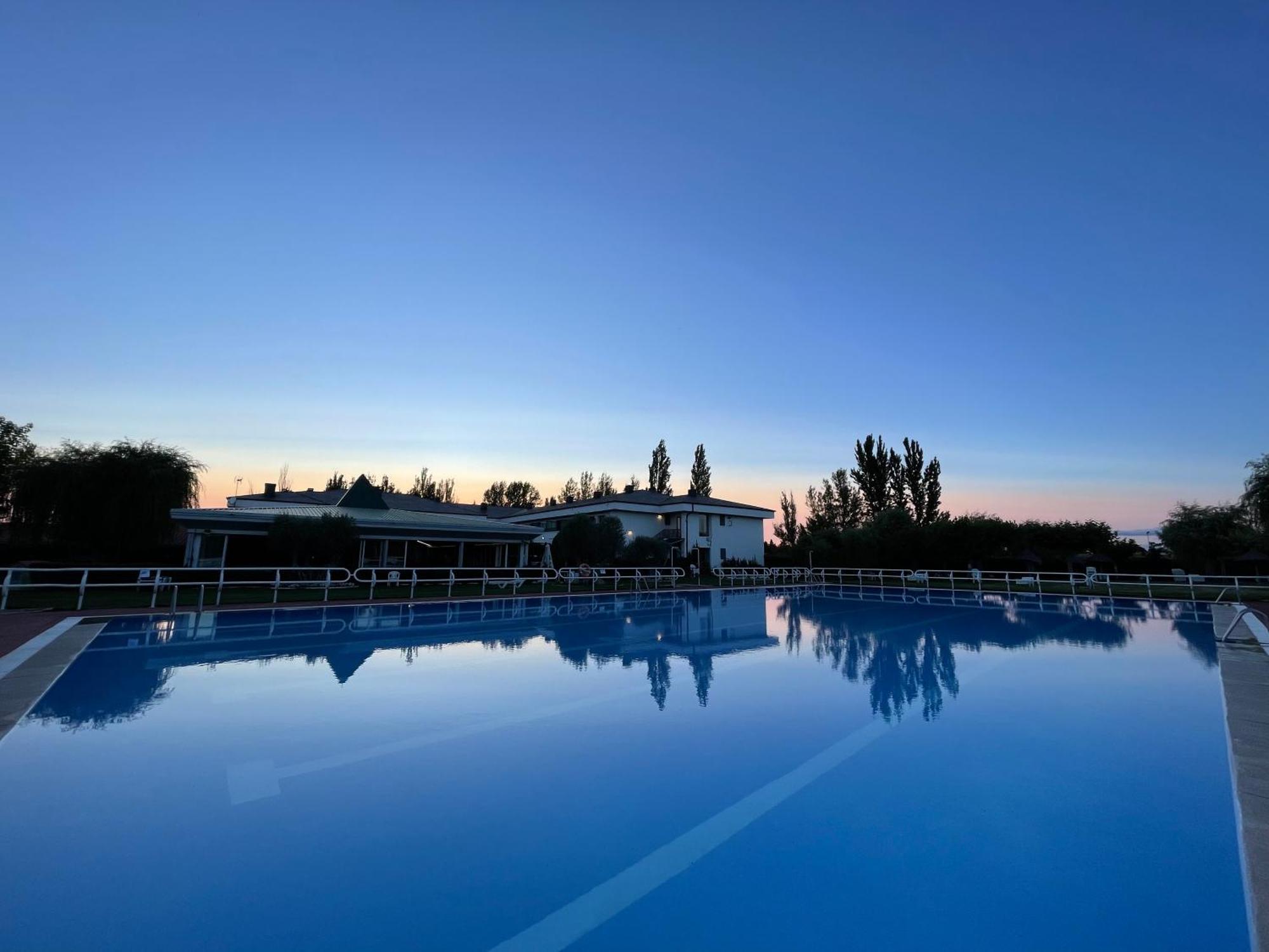 Hotel Valjunco Валенсия де Дон Хуан Екстериор снимка